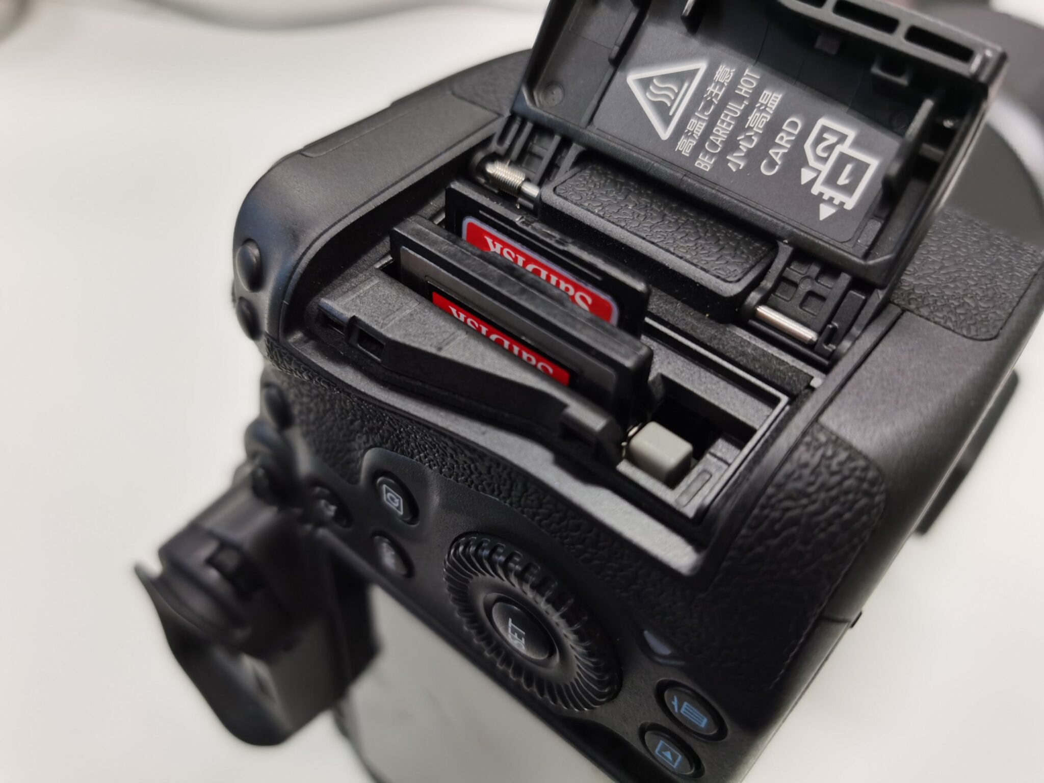 canon r5 mark ii memory card slots